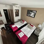 Rock Hotel *